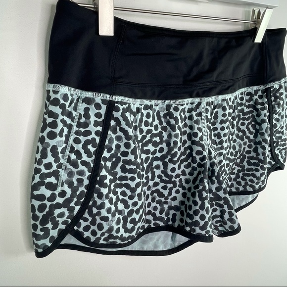 Lululemon Run Times Short *4-way Stretch Blue/Blk size 6 - Picture 2 of 6